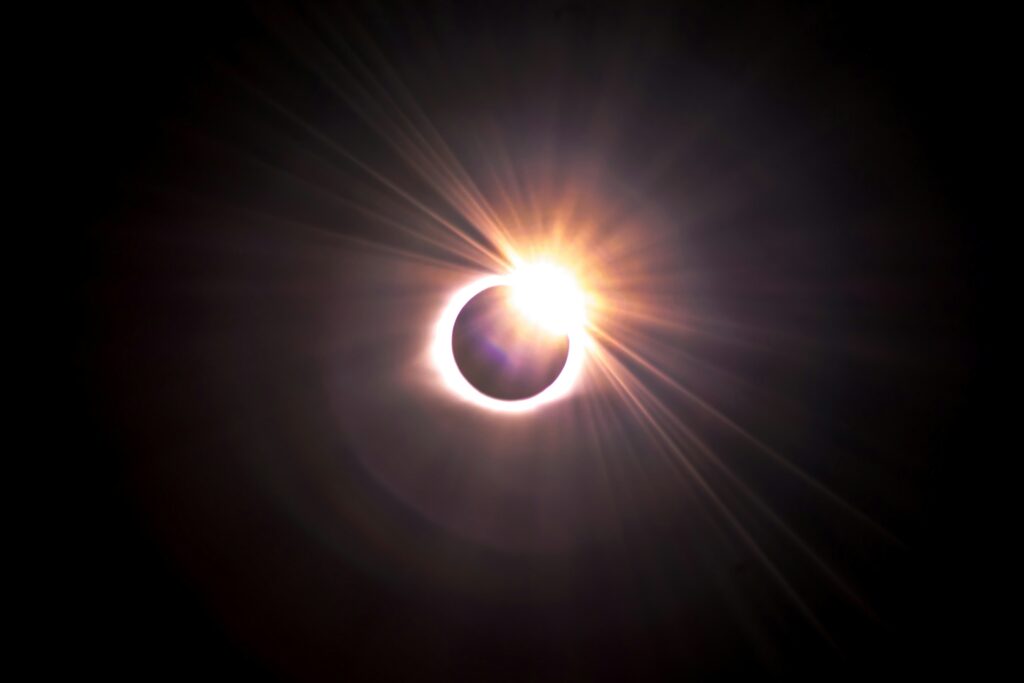 ¿Cómo se produce un eclipse solar?
